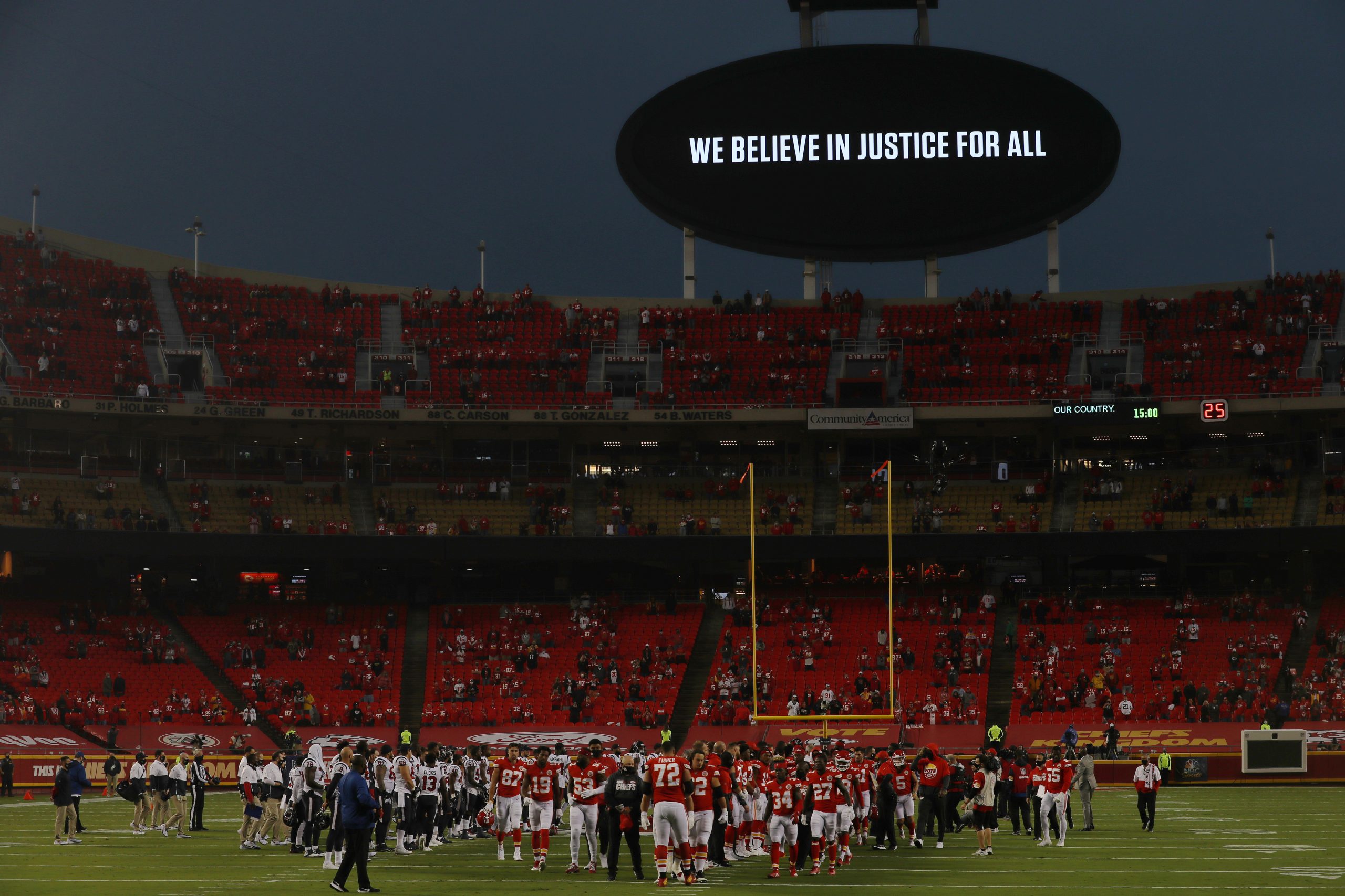 Chiefs fans boo as players lock arms in a show of racial unity