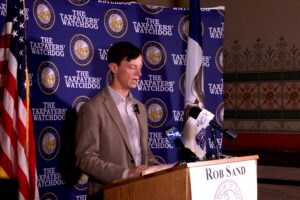 Auditor: Employee salaries rose for governor’s and secretary of state’s offices 3 Auditor: Employee salaries rose for governor’s and secretary of state’s offices 3