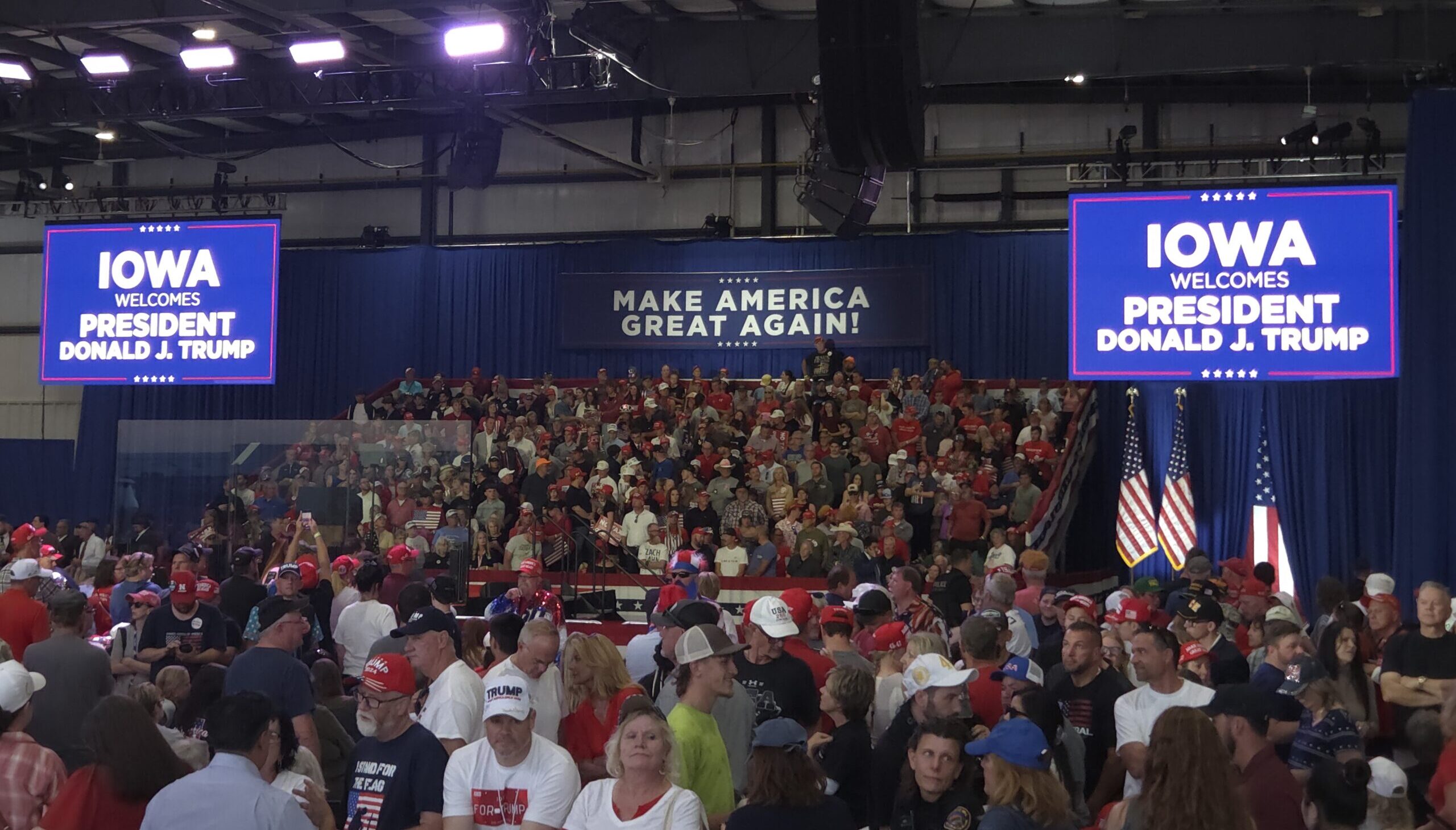 TRUMP CAMPAIGNS FOR IOWA REPUBLICANS IN SIOUX CITY RALLY 2 TRUMP CAMPAIGNS FOR IOWA REPUBLICANS IN SIOUX CITY RALLY 2